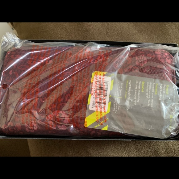 Travelon RFID blocking wallet - Picture 2 of 3